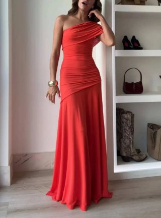 Vestido rojo largo asimétrico