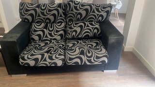Sofá de tela negro y multicolor