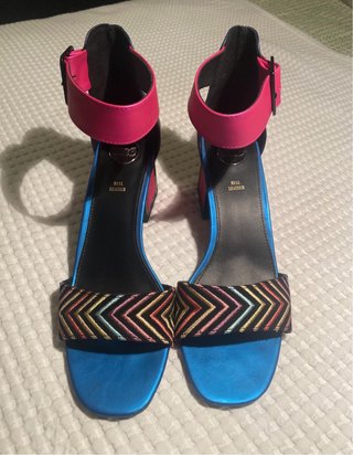 Sandalias de tacón azul y rosa