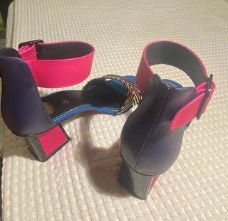 Sandalias de tacón azul y rosa