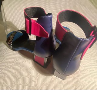 Sandalias de tacón azul y rosa