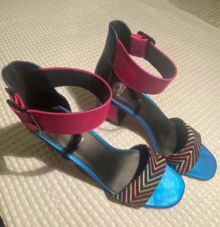 Sandalias de tacón azul y rosa