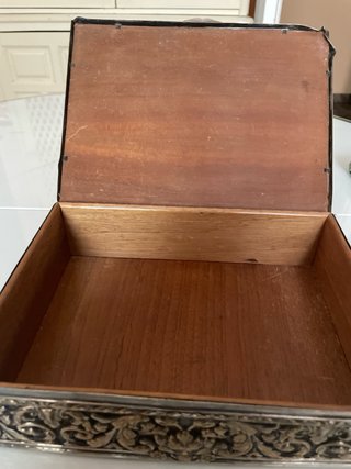 Caja plateada labrada vintage