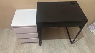 Escritorio negro y blanco con cajonera