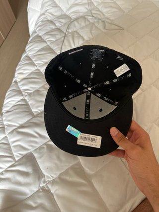 Gorra New Era CR Negra Morada