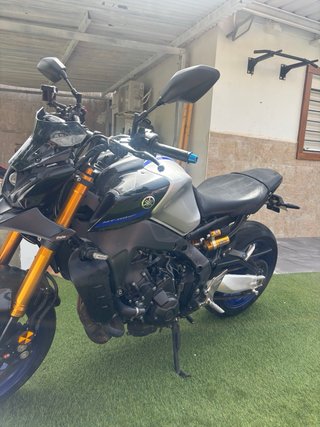 Yamaha MT-09 SP Negra y Dorada
