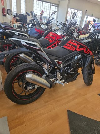 SWM HOKU 125 2025 Negra/Roja