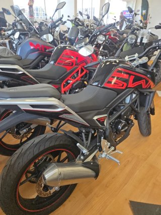 SWM HOKU 125 2025 Negra/Roja