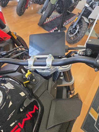 SWM HOKU 125 2025 Negra/Roja