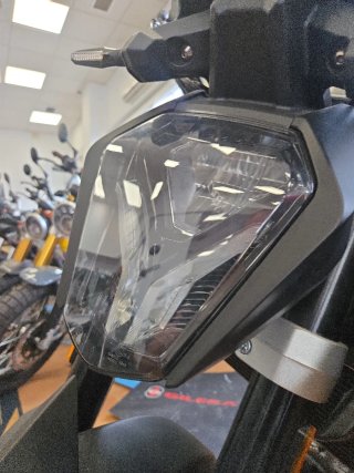 SWM HOKU 125 2025 Negra/Roja