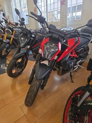 SWM HOKU 125 2025 Negra/Roja