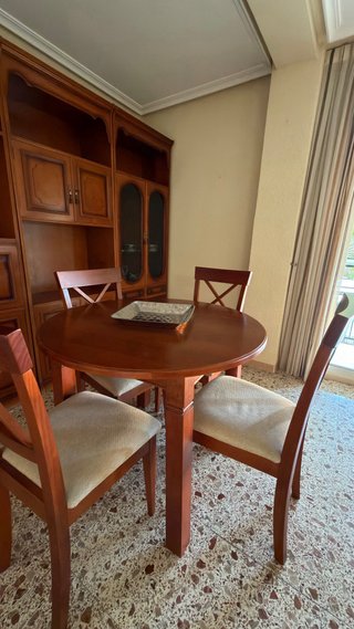 Mesa redonda y 4 sillas comedor madera