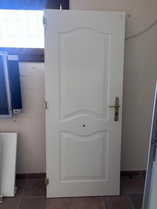 Puerta blindada blanca con marco