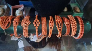 Pulseras color coral naranja y oro