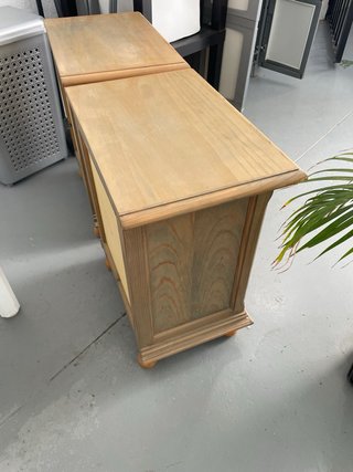 Juego 2 Mesitas de Noche Madera