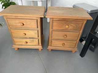 Juego 2 Mesitas de Noche Madera