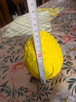 Uovo drago giallo girevole