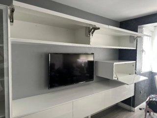 Mueble salón blanco brillo madera y formica