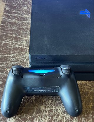 PlayStation 4 Pro 1TB (CUH-7216B) + Mando + cables