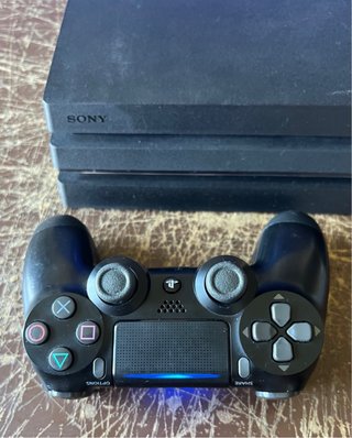 PlayStation 4 Pro 1TB (CUH-7216B) + Mando + cables