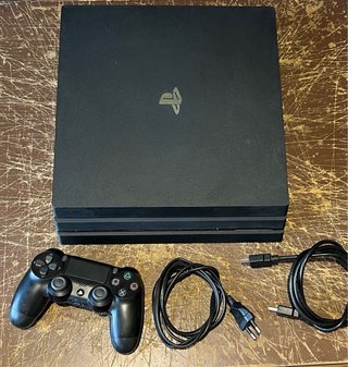 PlayStation 4 Pro 1TB (CUH-7216B) + Mando + cables