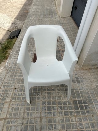 Silla de jardín blanca de plástico