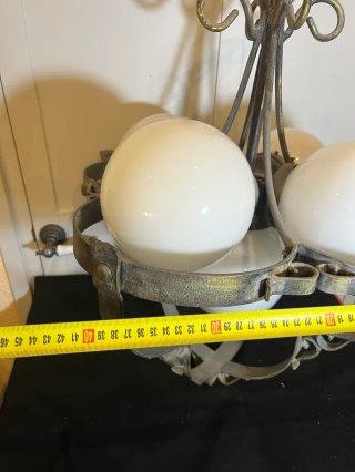 Lámpara forja vintage 5 globos opalinos