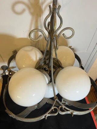 Lámpara forja vintage 5 globos opalinos