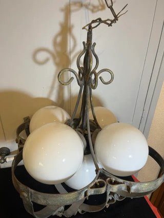 Lámpara forja vintage 5 globos opalinos