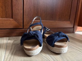 Sandalias azules con lazo