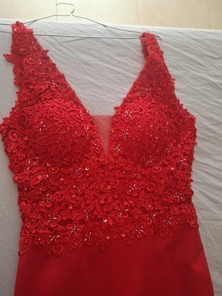 Vestido largo rojo con encaje