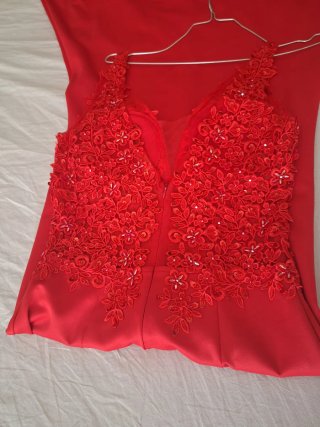 Vestido largo rojo con encaje