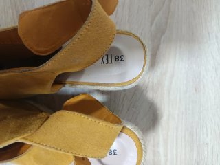 Sandalias de tacón color mostaza talla 38