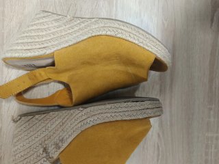 Sandalias de tacón color mostaza talla 38
