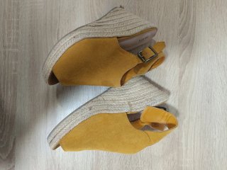 Sandalias de tacón color mostaza talla 38