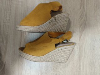 Sandalias de tacón color mostaza talla 38