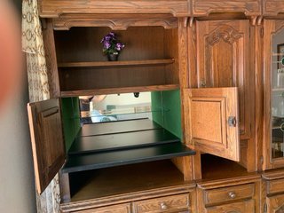 Mueble de comedor de madera y cristal