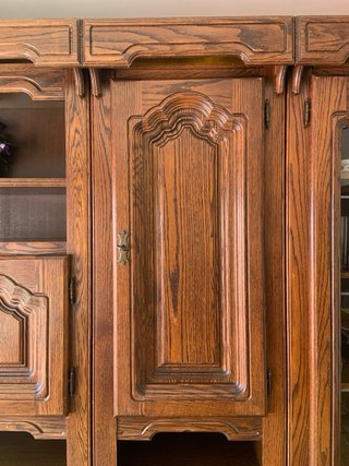 Mueble de comedor de madera y cristal
