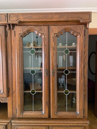 Mueble de comedor de madera y cristal
