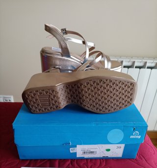 Sandalias doradas plataforma T.38 y 39