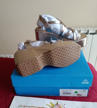 Sandalias doradas plataforma T.38 y 39