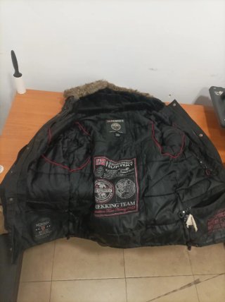 Chaqueta Norway Negra con Capucha .