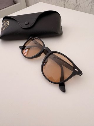 Gafas de sol Ray-Ban negras y marrones