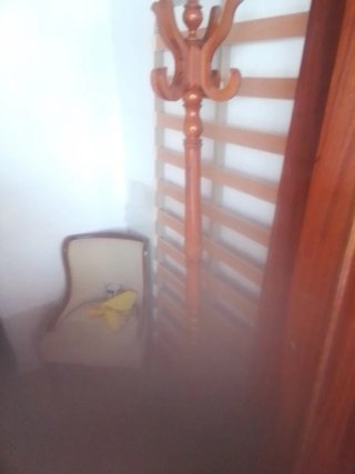 Perchero de madera marrón