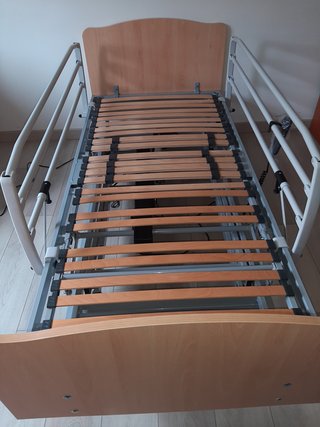 Cama articulada metálica y de madera