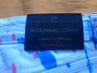 Pantalón vaquero Intoleravel con diseño