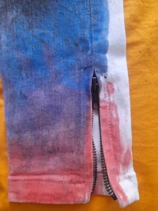 Pantalón vaquero Intoleravel con diseño
