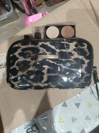 Neceser leopardo Magic Studio con maquillaje