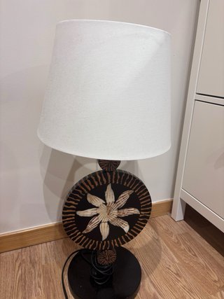 Lámpara de pie y mesa decorativa