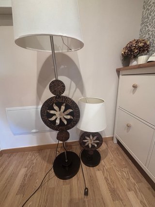 Lámpara de pie y mesa decorativa